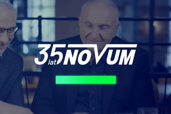 Kadr z jubileuszowego filmu NOVUM ze wspomnieniami założycieli